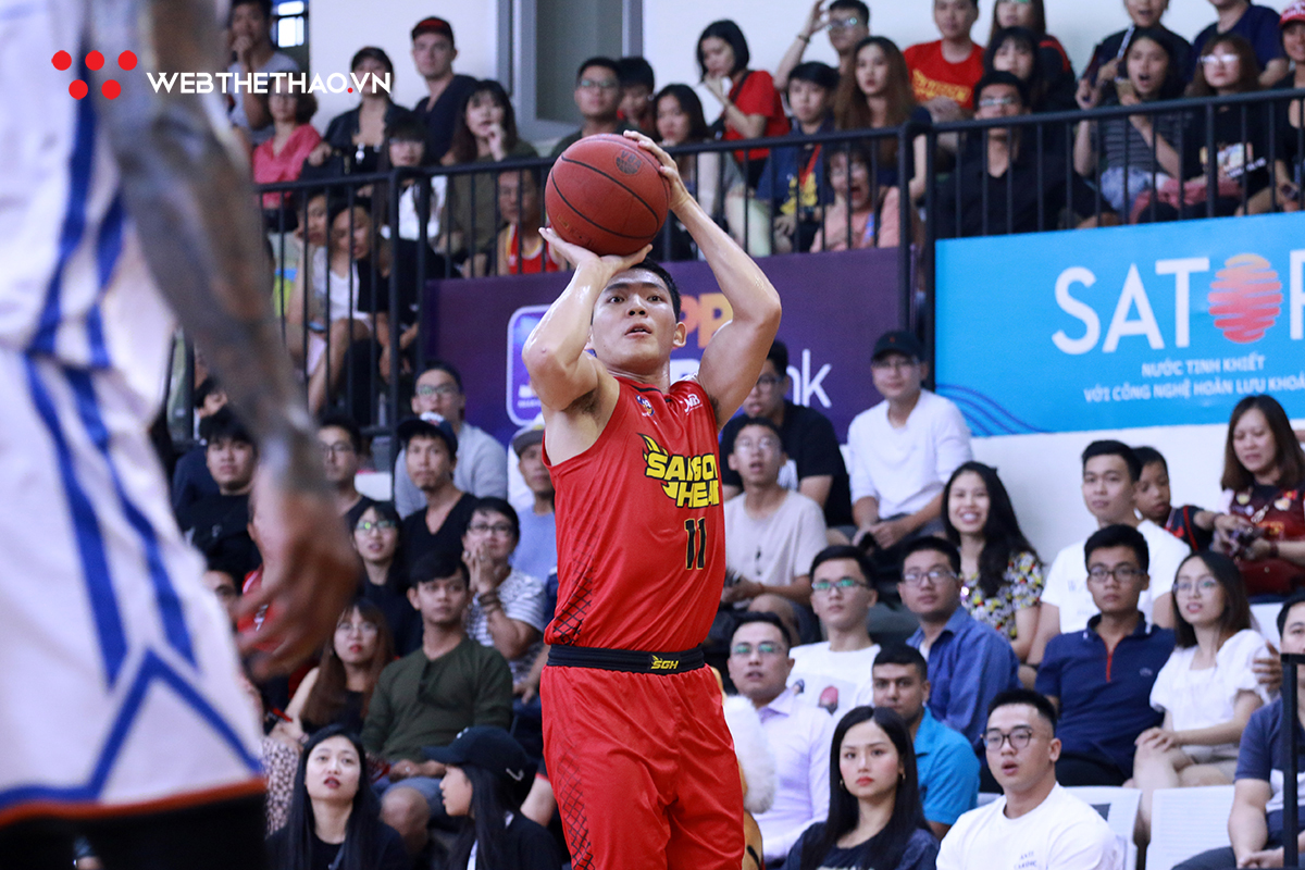 Võ Kim Bản ném 3 điểm cực cháy, Saigon Heat đoạt lấy ngôi đầu VBA 2019 by MB